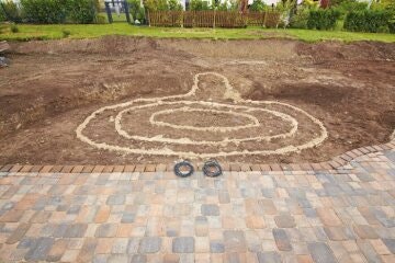 Teichumrisse werden mit Sand markiert Teichumrisse werden mit Sand markiert
