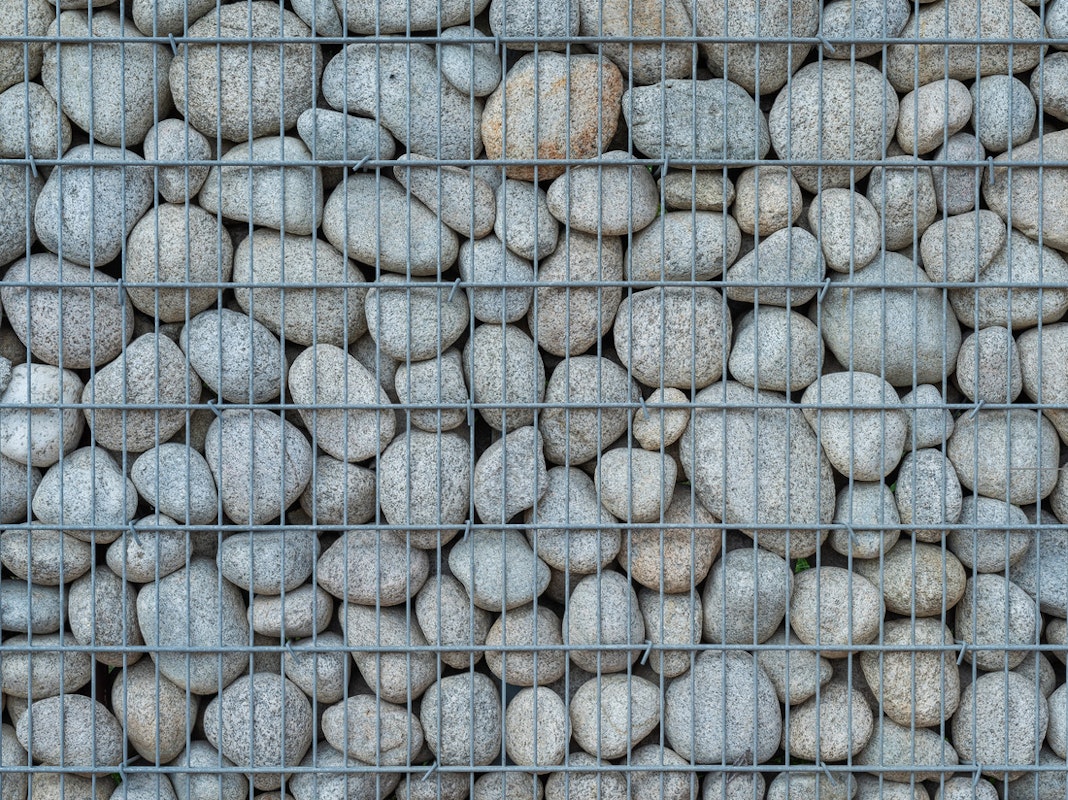 Gabione mit kleineren, runden Steinen