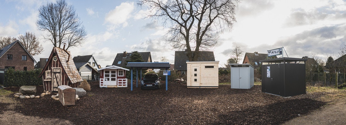 In Reinbek bei Hamburg haben wir auf einer Ausstellungsfläche mehrere Gartenhäuser und einen Carport zur Besichtigung aufgestellt.