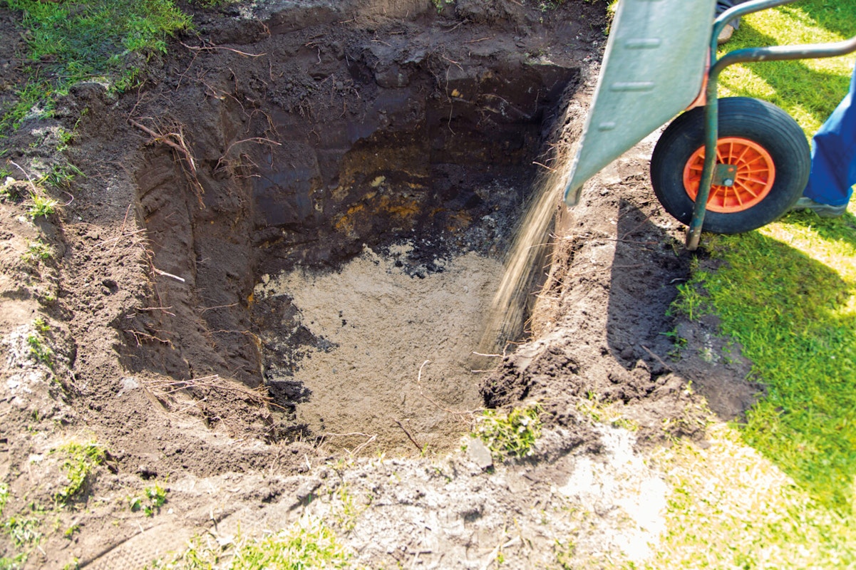 Sandschicht einfüllen und glattziehen Sandschicht einfüllen und glattziehen