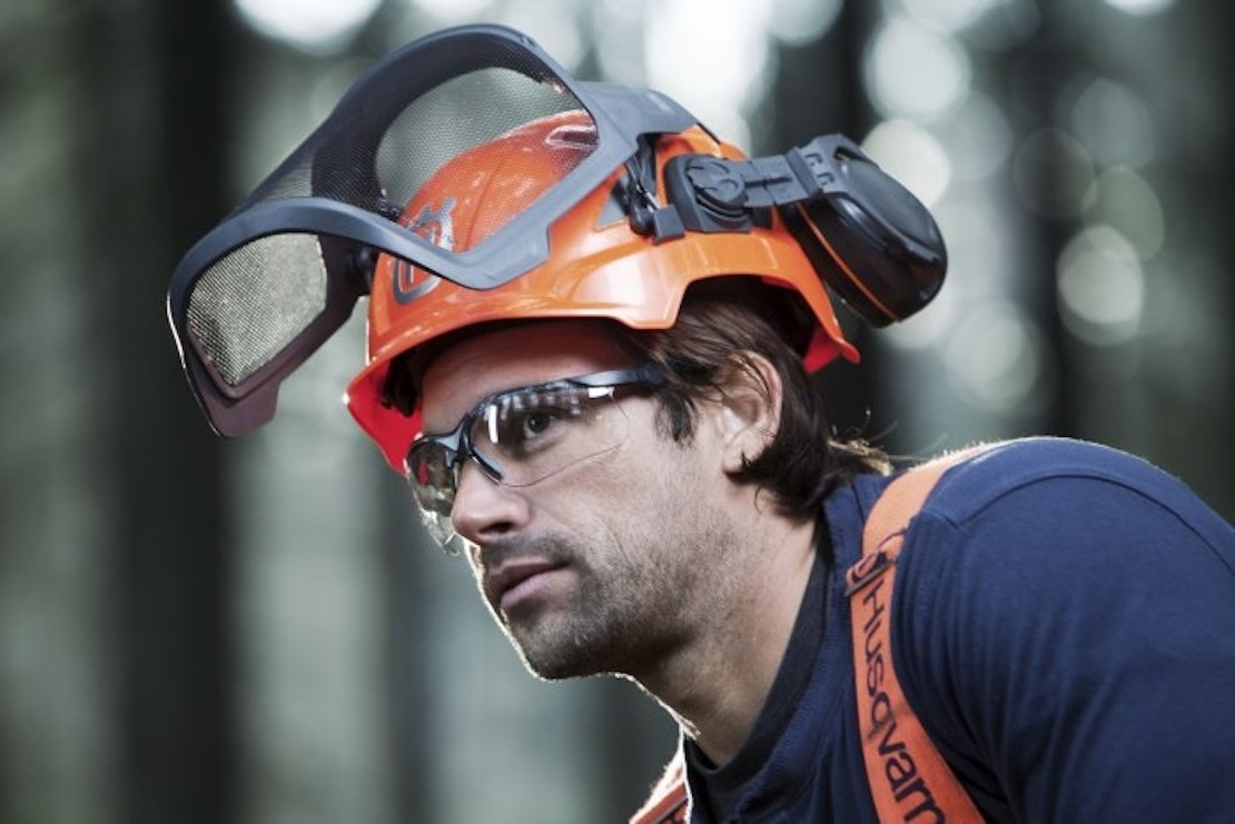 Besonders wichtig bei der Brennholzernte: Der Schutz für den Kopf