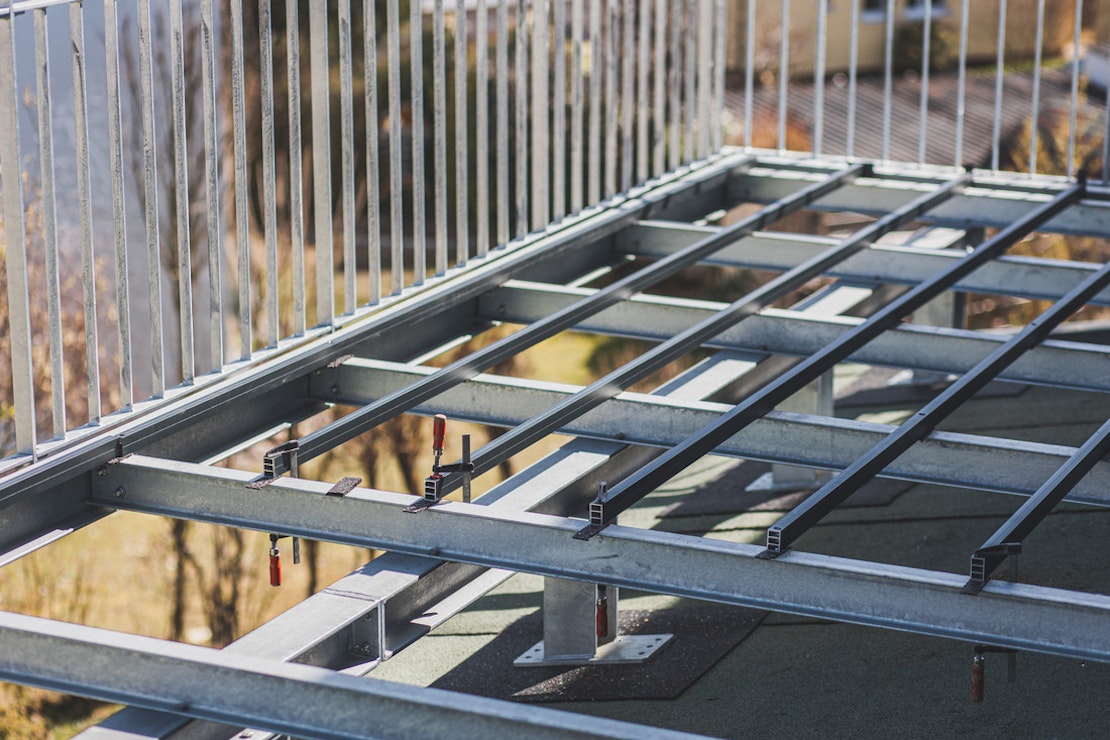 Eine Unterkonstruktion für eine Dachterrasse kann an einer soliden Rahmenkonstruktion befestigt werden