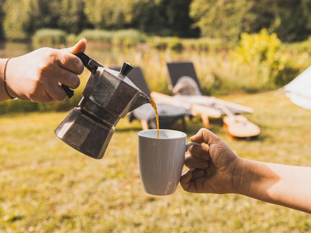 Camping: Kaffeepause outdoor genießen Camping: Kaffeepause outdoor genießen