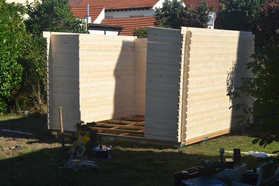 Aufbau des Blockbohlenhauses im Garten