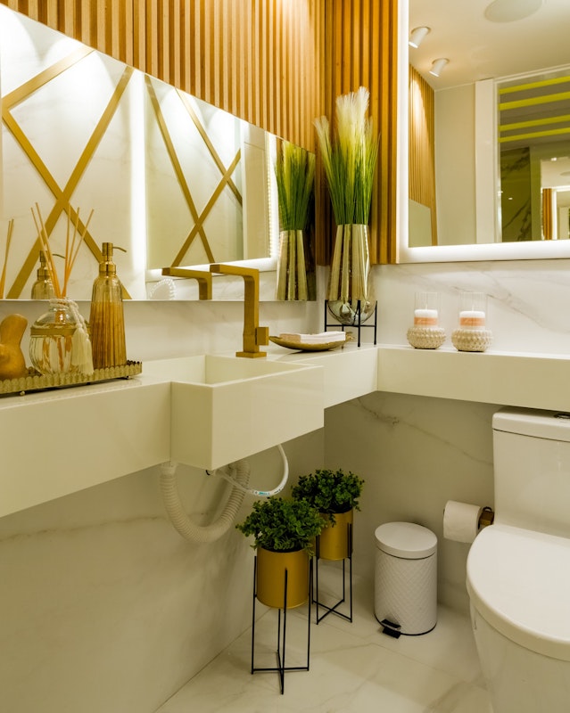 Gepflegtes Badezimmer mit Naturstein an den Wänden und als Bodenbelag