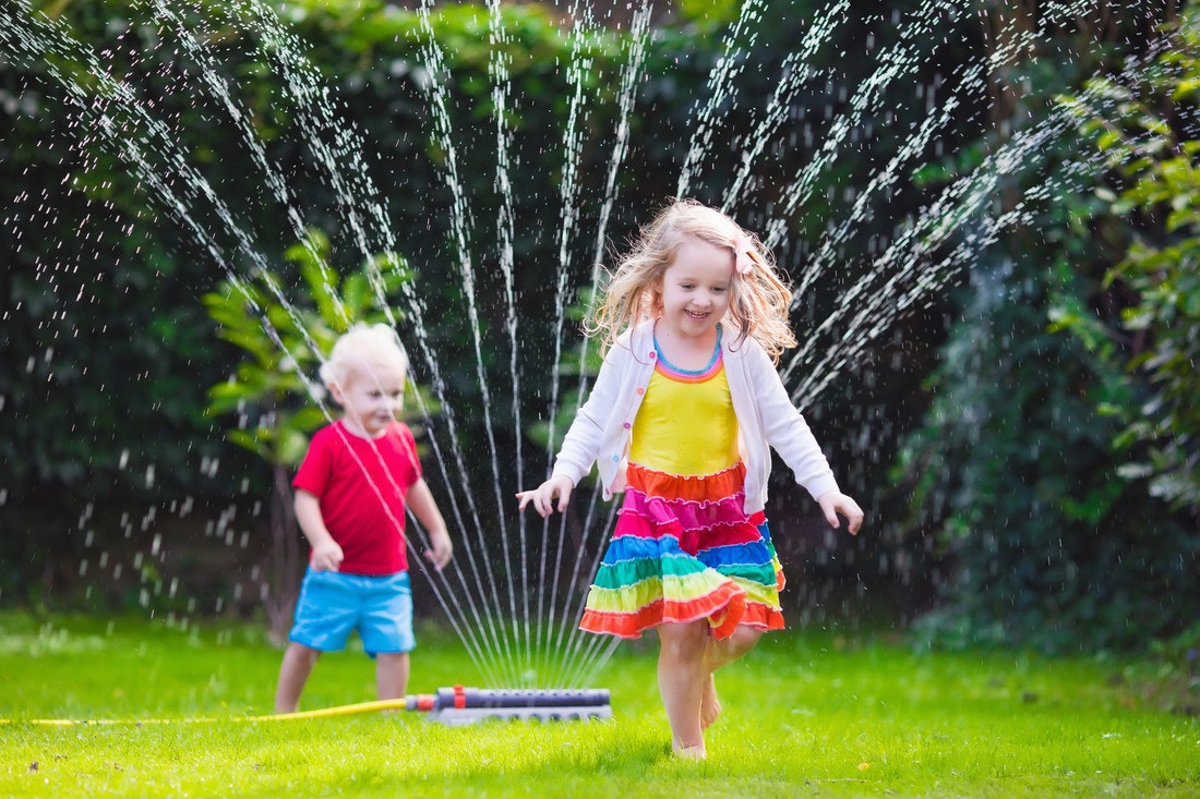 Wasserspaß mit dem Gardena Viereckregner