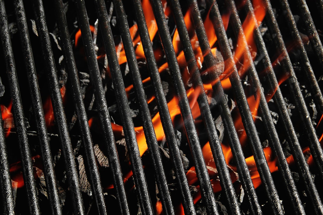 Bei der Pyrolyse wird der Grillrost ausgebrannt um Speiserückstände zu beseitigen