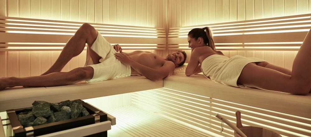 Sorgt für angenehm stimmungsvolles Licht in der Sauna: Indirekte Beleuchtung!