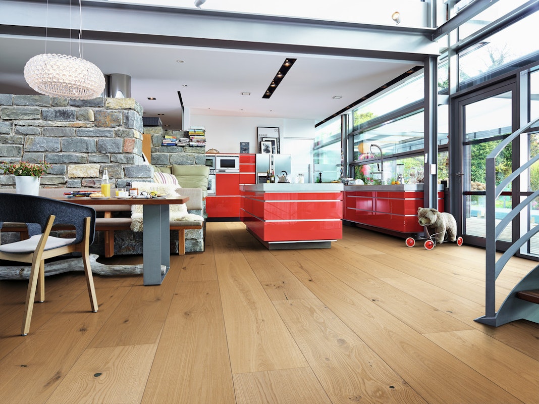 Architektenhaus mit roter Designer-Küche Bodenbelag MeisterWerke Lindura-Holzboden HD 400 Eiche authentic karamell geb 8916 - ultramattlackiert