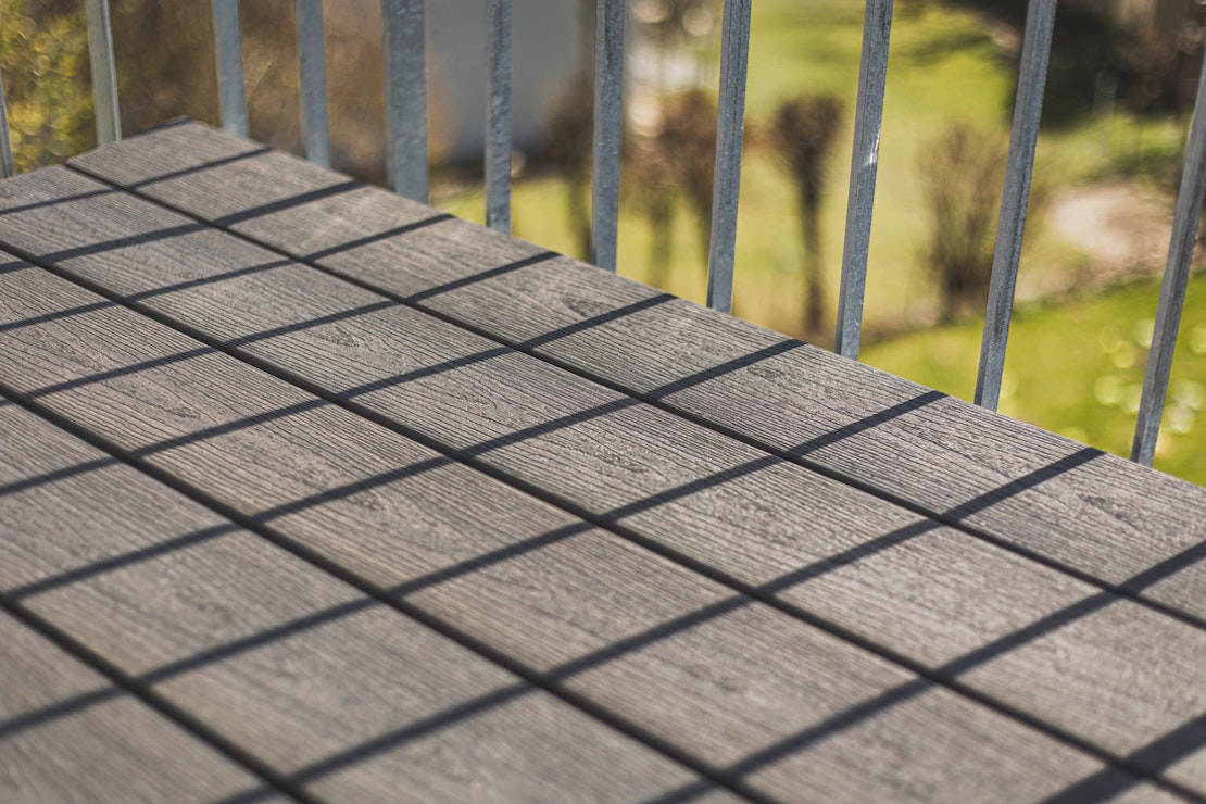 Die WPC-Terrassendielen in Holzoptik sind täuschend echt, jedoch bietet der Verbundstoff weitere Vorteile