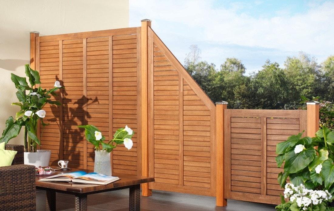 Holz Rhomben als Sichtschutz des Outdoor Wohnzimmers