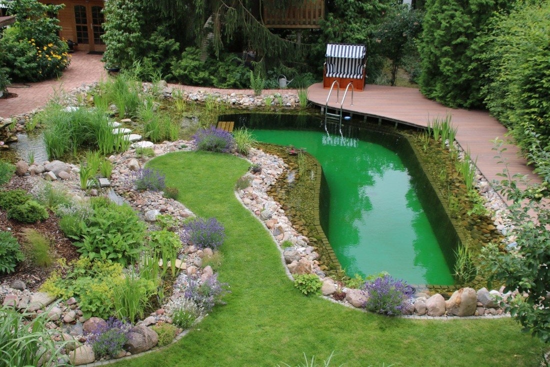 Toll in den Garten integrierter Schwimmteich!