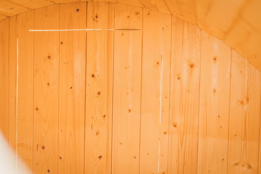 Wenn die Sauna aufgebaut ist, kann die exakte Position der Tür genau bestimmt werden