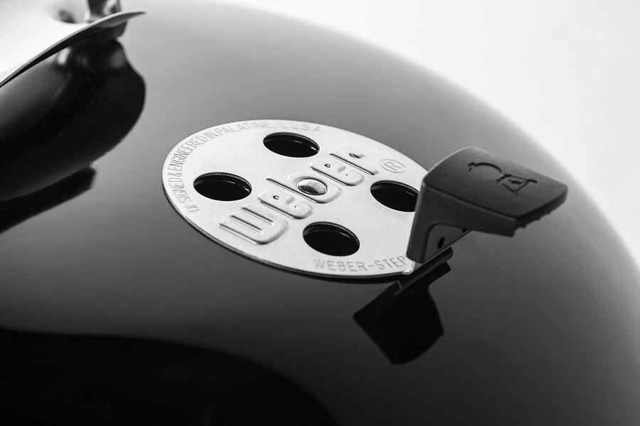 Lüftungsschieber Weber Holzkohlegrill Die Seriennummer bei Weber Hilzkohlegrills ist auf dem Lüftungsschieber zu finden