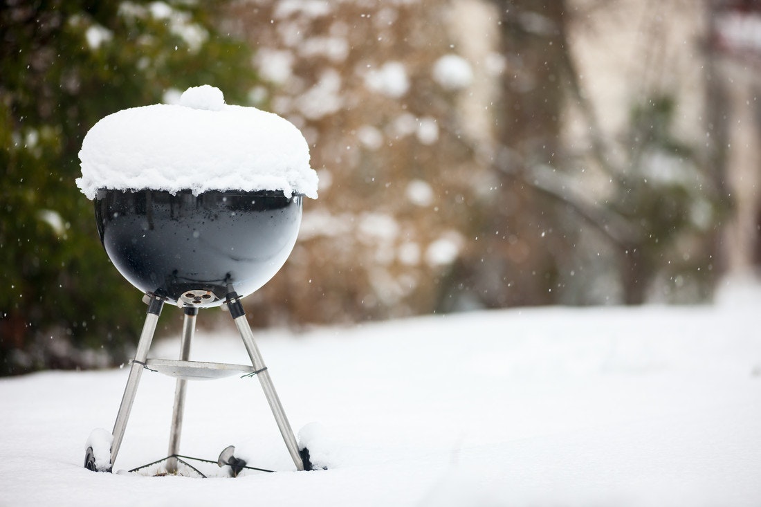 Unter Schnee begraben: Sie sollten Ihren Grill auf längere Zeit nicht der Witterung im Winter ausgesetzt lassen