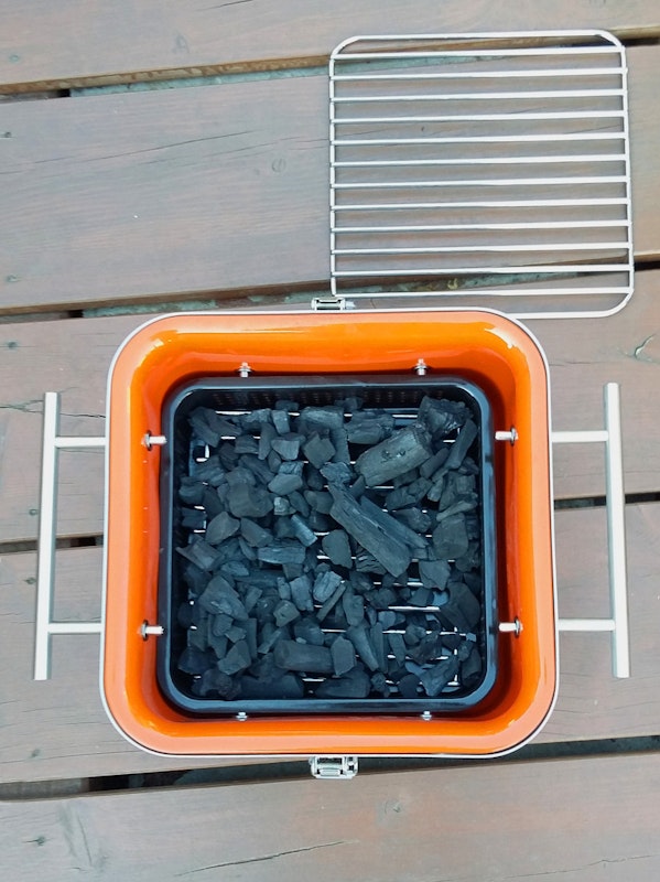 Draufsicht des Cube mit frischer Holzkohle auf dem Kohlerost