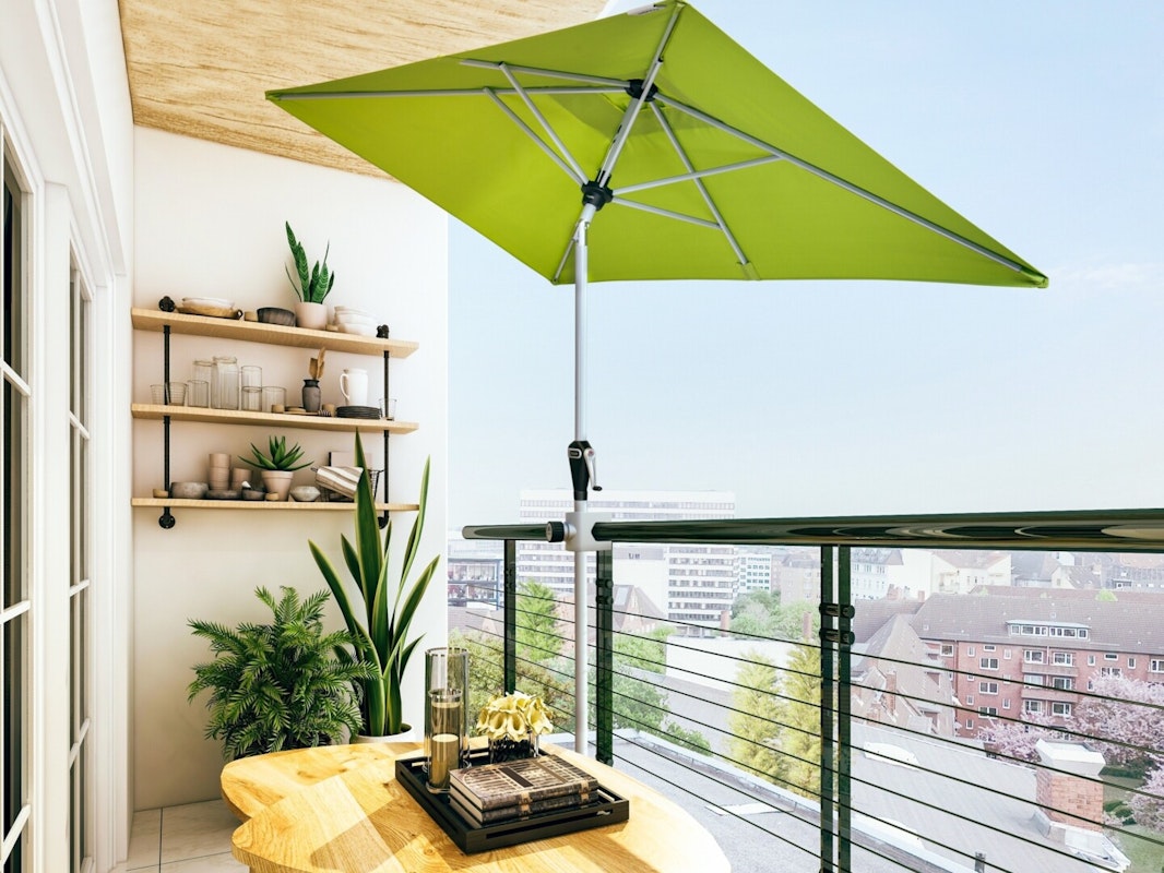 Sonnenstunden auf dem Balkon genießen Sonnenstunden auf dem Balkon genießen