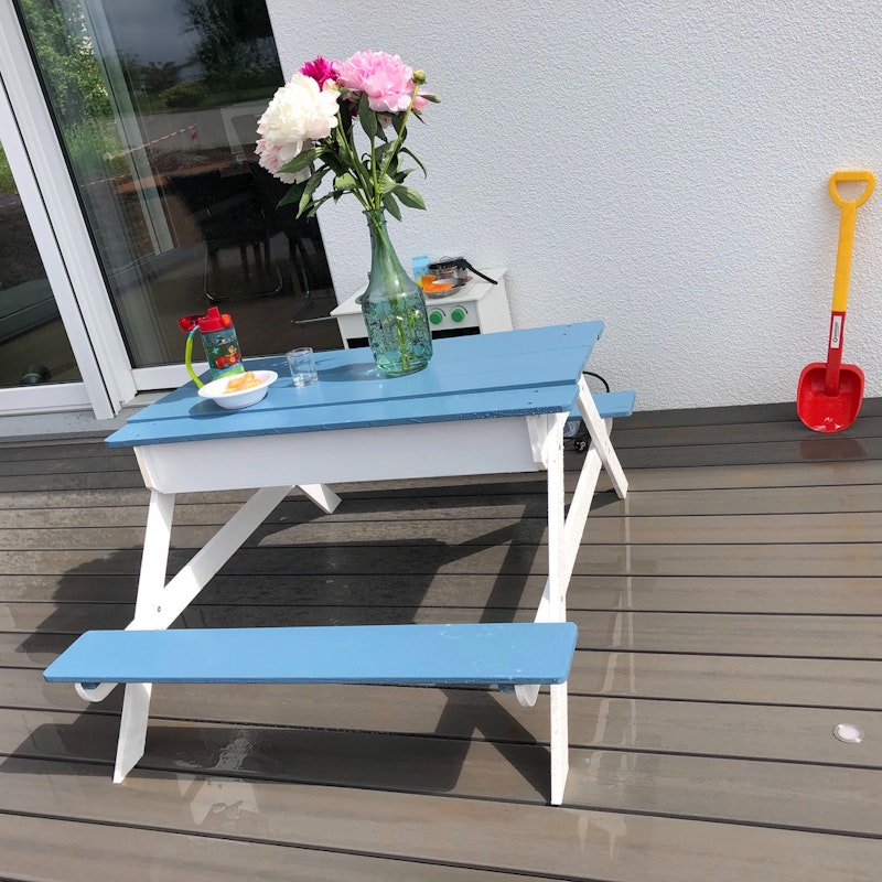 Kindersitzbank und Spieltisch gestrichen mit OSMO Landhausfarbe