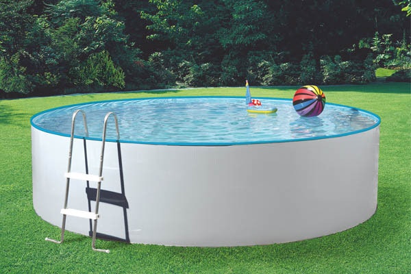 Ein rundes Poolbecken mit Stahlwand