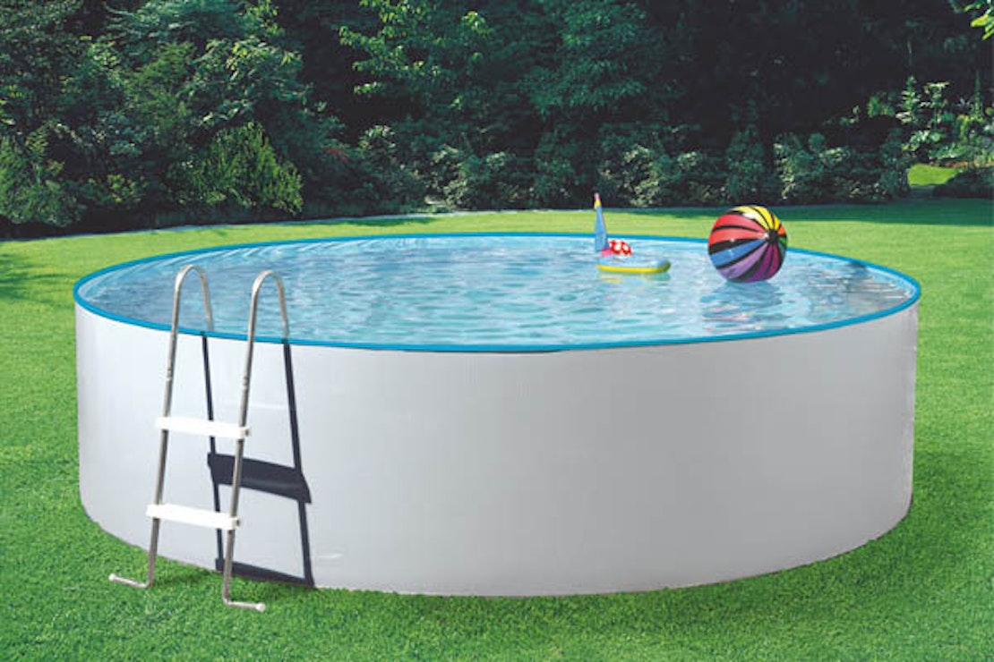 Ein rundes Poolbecken mit Stahlwand