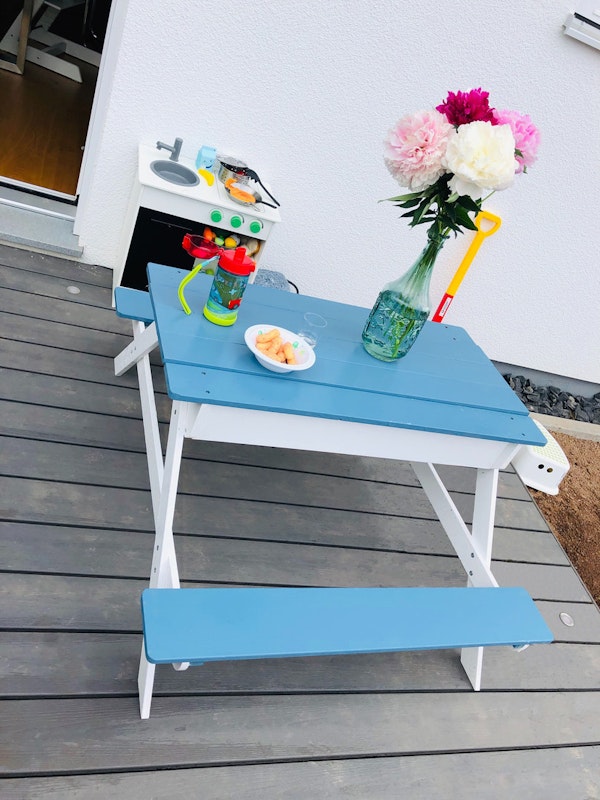 Fertig gestrichen: der kleine Picknicktisch ist der neue Lieblingsplatz! 