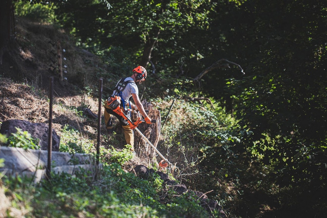 Husqvarna Akku-Motorsense 535iFR im Einsatz Lärmschutz ist bei der Husqvarna Akku-Motorsense 535iFR nicht unbedingt von nöten!