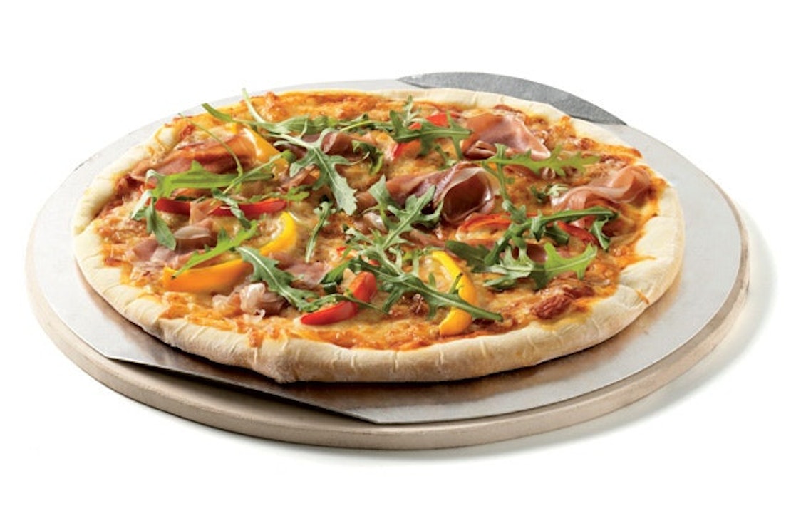 Mit dem Pizzastein als GBS-Einsatz lässt sich auf jedem Weber Grill eine Leckere Pizza backen