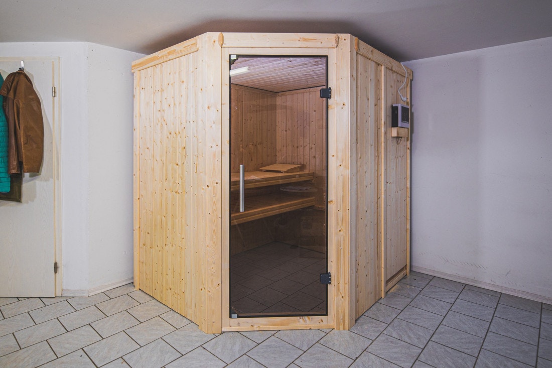Die Sauna Lilja von Karibu ist eine Plug and Play Sauna - sie wird mit einem 230 Volt Ofen betrieben