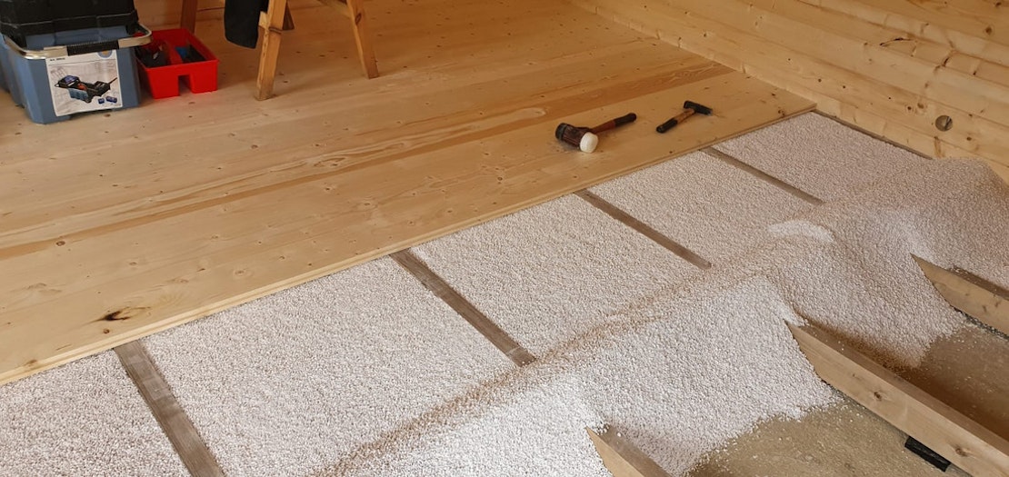 Verlegung des Fußboden Dämmungspakets für Gartenhäuser/Saunahäuser