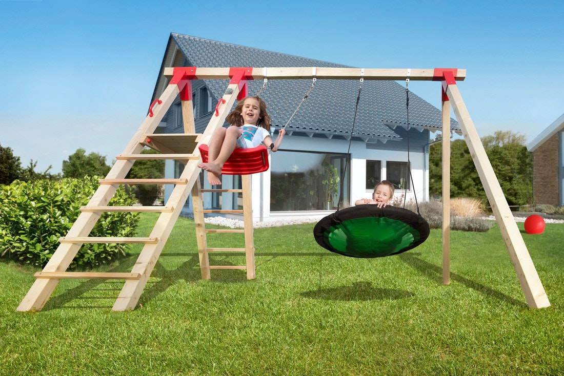 Ein Junge und ein Mädchen schwingen auf einer Kinderschaukel