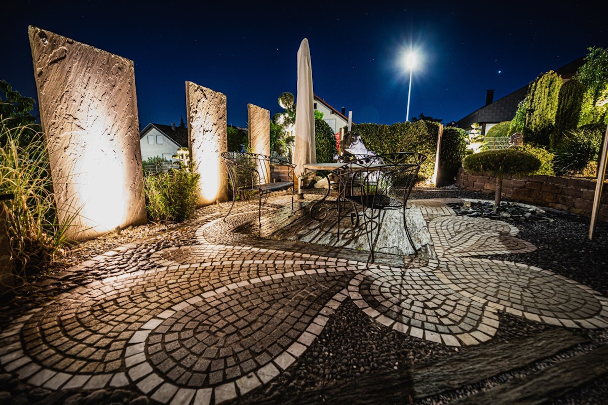 Terrassenbeleuchtung Terrasse mit Spotlights bei Dunkelheit