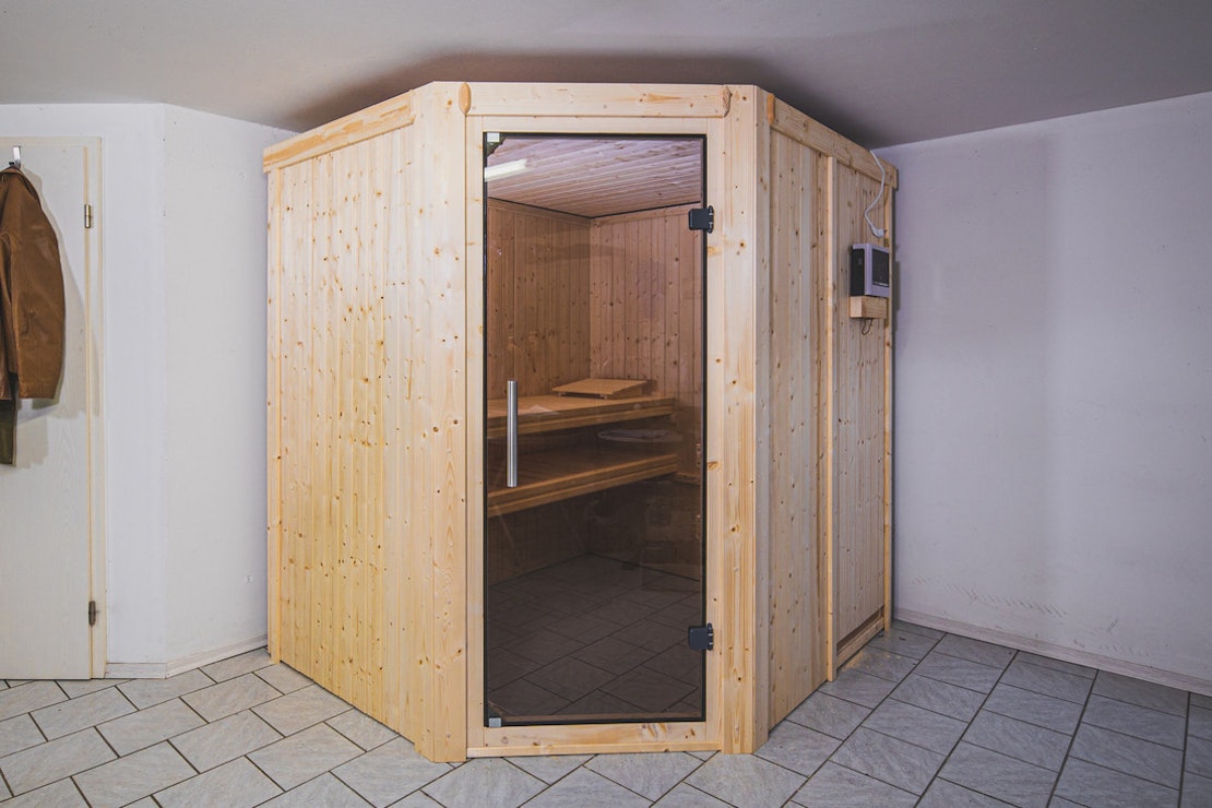 Die KAribu Sauna Lilja ist eine Elementsauna die mit Plug and Play Ofen betrieben werden kann