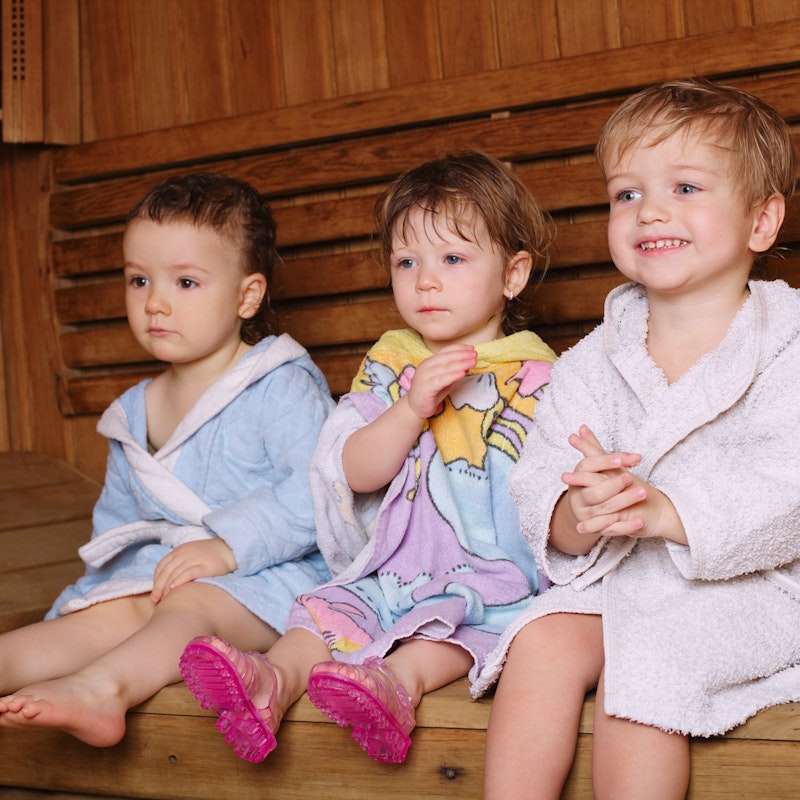 3 Kinder in der Sauna