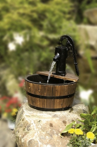 Gardenforma Wasserspiel Cork mit Holzbecken Bild