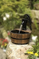Gardenforma Wasserspiel Cork mit Holzbecken