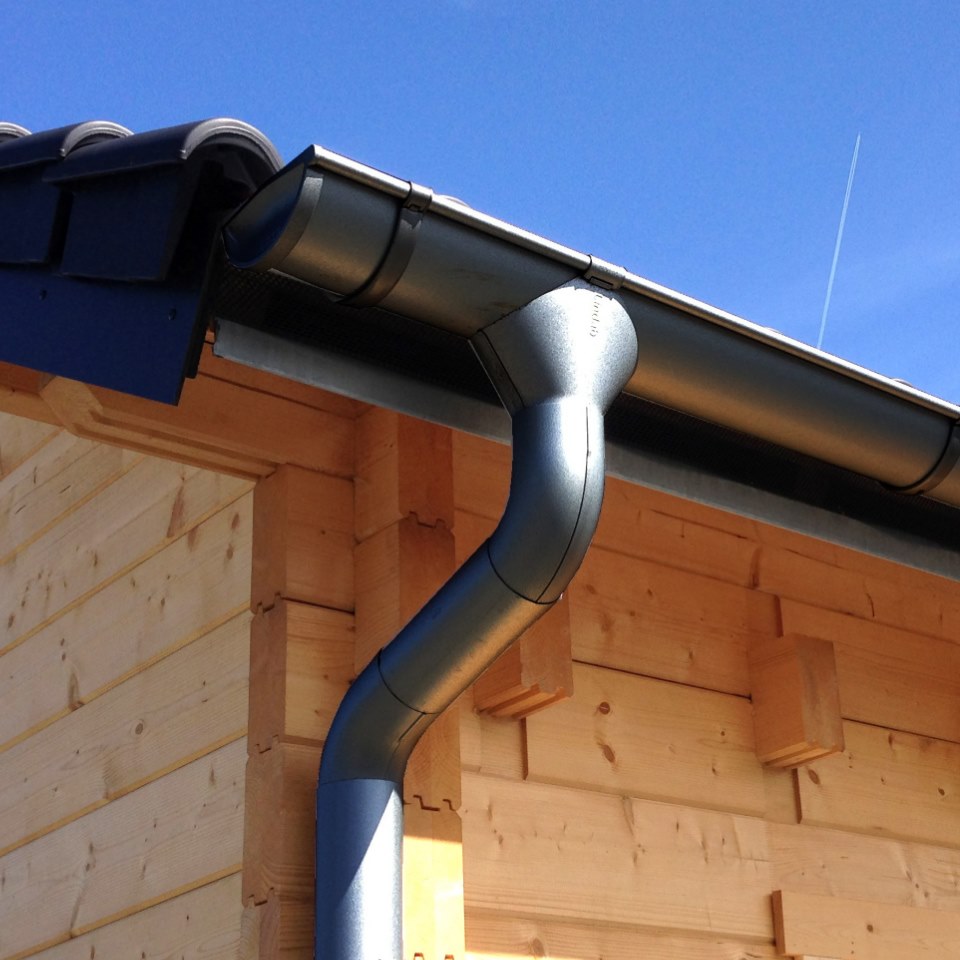 Metall Dachrinnenset 326MB für Satteldächer bis 2 x 600 cm mit Kunststofffallrohr(en)