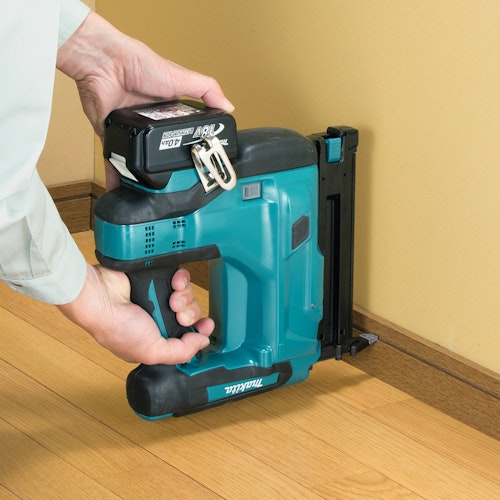 Makita Akku-Stauchkopfnagler DBN500Z