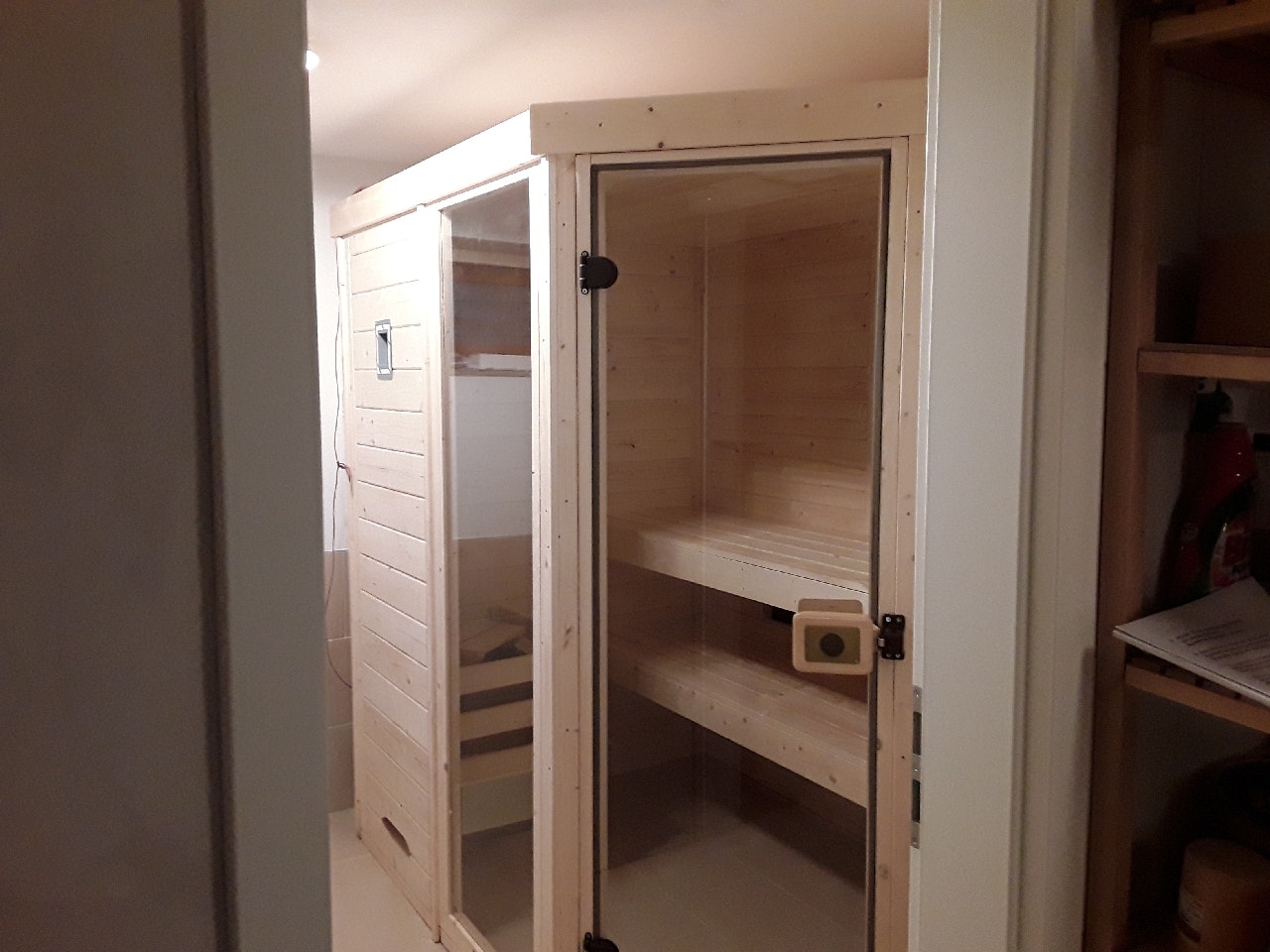 Von einem Kunden aufgenommenes Foto von Weka Massivholz-Elementsauna Laukkala 2 mit Glastüre+Fenster - 38 mm mit Eckeinstieg inkl. gratis Saunadüften & 5-teiligem Premium Zubehörset Von einem Kunden aufgenommenes Foto von Weka Massivholz-Elementsauna Laukkala 2 mit Glastüre+Fenster - 38 mm mit Eckeinstieg inkl. gratis Saunadüften & 5-teiligem Premium Zubehörset
