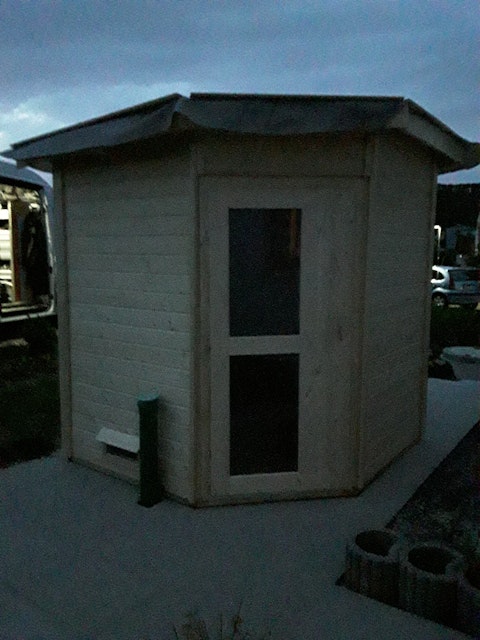 Von einem Kunden aufgenommenes Foto von Karibu Gartensauna Pultdach Saunahaus Pekka mit Eckeinstieg naturbelassen inkl. 9-teiligem gratis Zubehörpaket