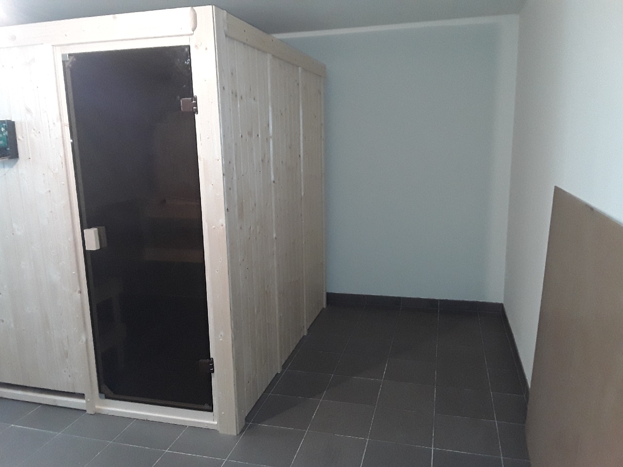 Von einem Kunden aufgenommenes Foto von Karibu Woodfeeling Sauna Nybro - 68 mm Aktionssauna inkl. 9-teiligem gratis Zubehörpaket Von einem Kunden aufgenommenes Foto von Karibu Woodfeeling Sauna Nybro - 68 mm Aktionssauna inkl. 9-teiligem gratis Zubehörpaket