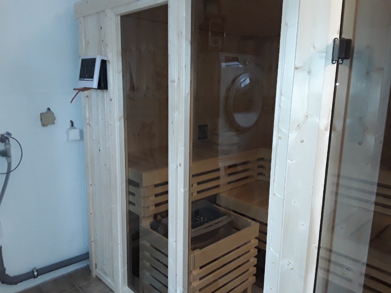 Von einem Kunden aufgenommenes Foto von Karibu Multifunktions-Sauna Ava inkl. Infrarotstrahler mit Eckeinstieg 68 mm inkl. 9-teiligem gratis Zubehörpaket