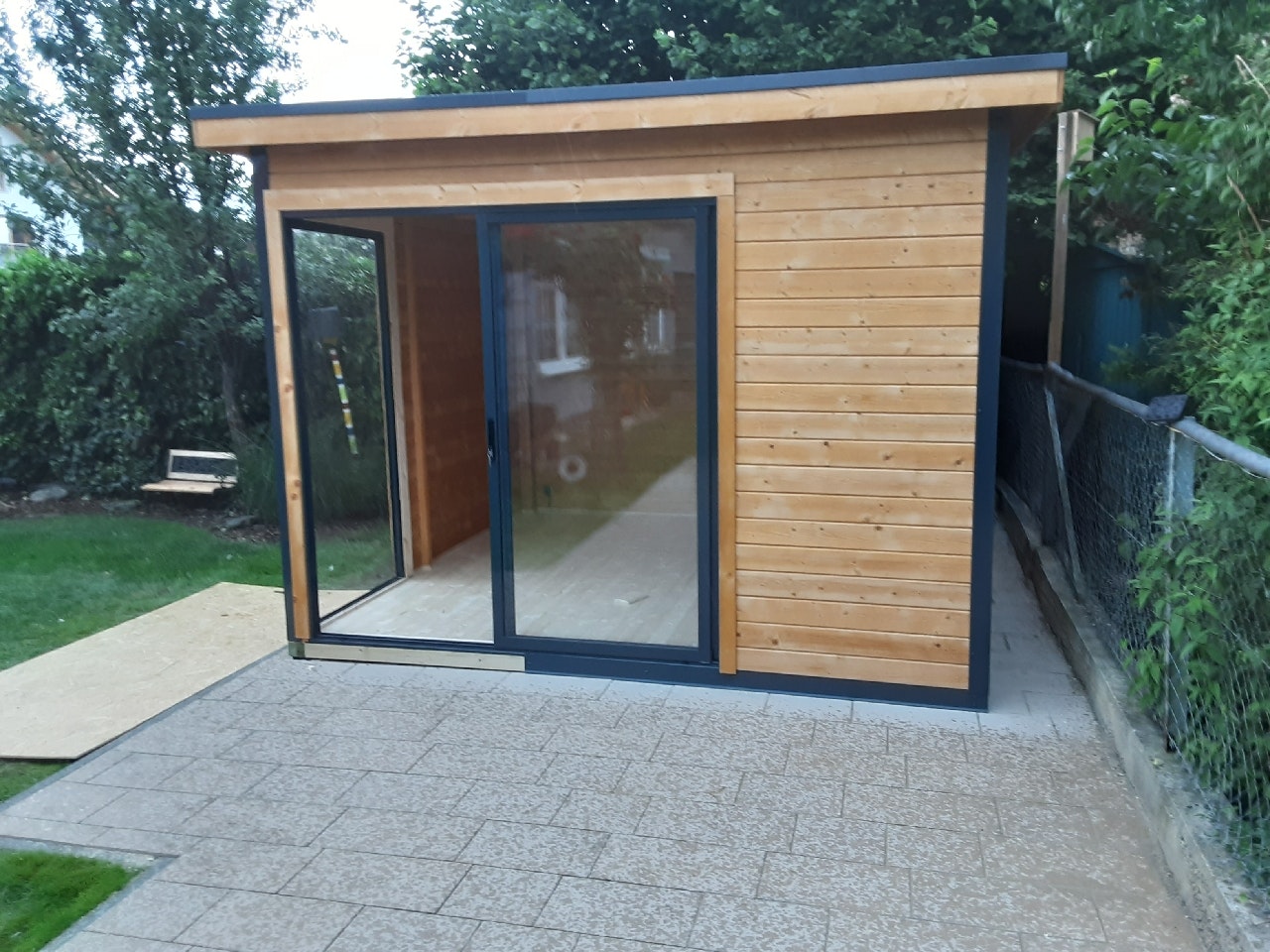 Von einem Kunden aufgenommenes Foto von Wolff Finnhaus Gartenhaus Studio 44-B mit Alu-Eckverkleidung/Schiebetür inkl. gratis Fundamentanker/Pads Von einem Kunden aufgenommenes Foto von Wolff Finnhaus Gartenhaus Studio 44-B mit Alu-Eckverkleidung/Schiebetür inkl. gratis Fundamentanker/Pads