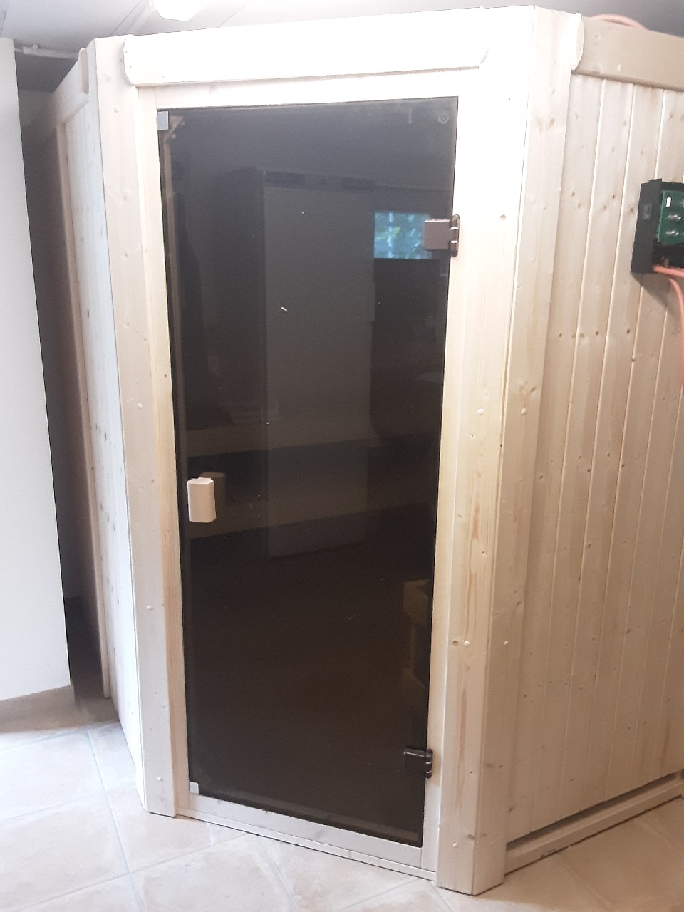 Von einem Kunden aufgenommenes Foto von Karibu Woodfeeling Sauna Horna - 68 mm Aktionssauna inkl. 9-teiligem gratis Zubehörpaket Von einem Kunden aufgenommenes Foto von Karibu Woodfeeling Sauna Horna - 68 mm Aktionssauna inkl. 9-teiligem gratis Zubehörpaket