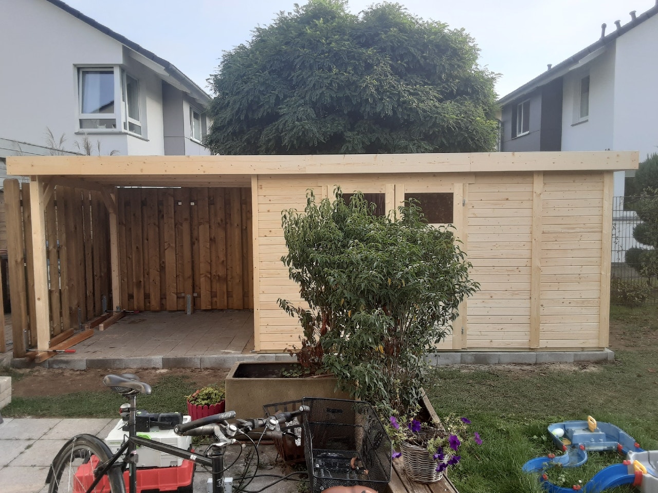 Von einem Kunden aufgenommenes Foto von Karibu Woodfeeling Gartenhaus Retola 2/3/4/5/6 inkl. Anbauschrank u. 240 cm Schleppdach Von einem Kunden aufgenommenes Foto von Karibu Woodfeeling Gartenhaus Retola 2/3/4/5/6 inkl. Anbauschrank u. 240 cm Schleppdach