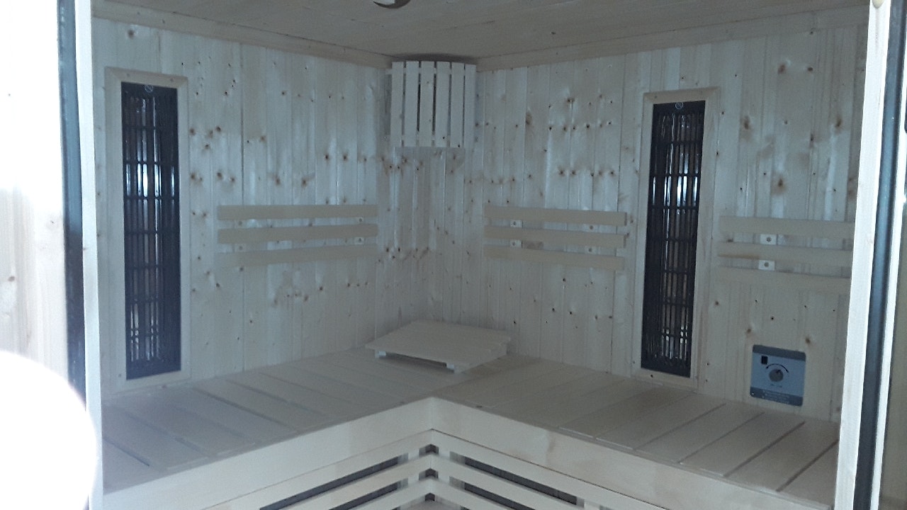 Von einem Kunden aufgenommenes Foto von Karibu Multifunktions-Sauna Asta inkl. Infrarotstrahler mit Eckeinstieg 68 mm inkl. 9-teiligem gratis Zubehörpaket