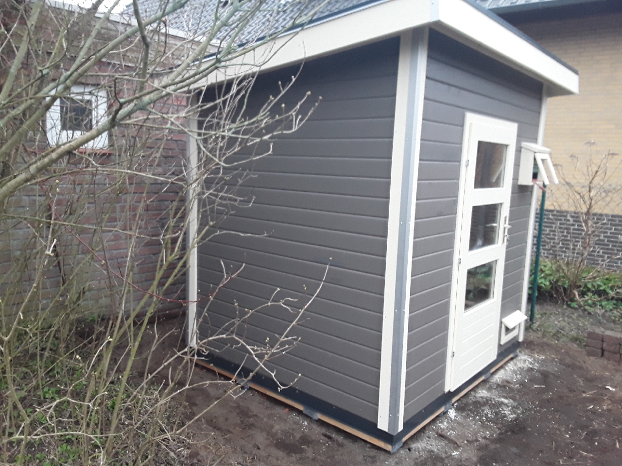 Von einem Kunden aufgenommenes Foto von Karibu Gartensauna Pultdach Saunahaus Norge terragrau inkl. 9-teiligem gratis Zubehörpaket Von einem Kunden aufgenommenes Foto von Karibu Gartensauna Pultdach Saunahaus Norge terragrau inkl. 9-teiligem gratis Zubehörpaket