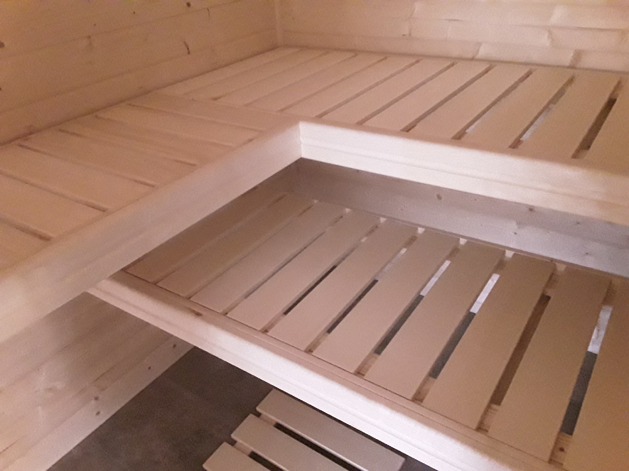 Von einem Kunden aufgenommenes Foto von Karibu Sauna Sonara - Massivholzsauna mit Fronteinstieg 38 mm inkl. 9-teiligem gratis Zubehörpaket Von einem Kunden aufgenommenes Foto von Karibu Sauna Sonara - Massivholzsauna mit Fronteinstieg 38 mm inkl. 9-teiligem gratis Zubehörpaket