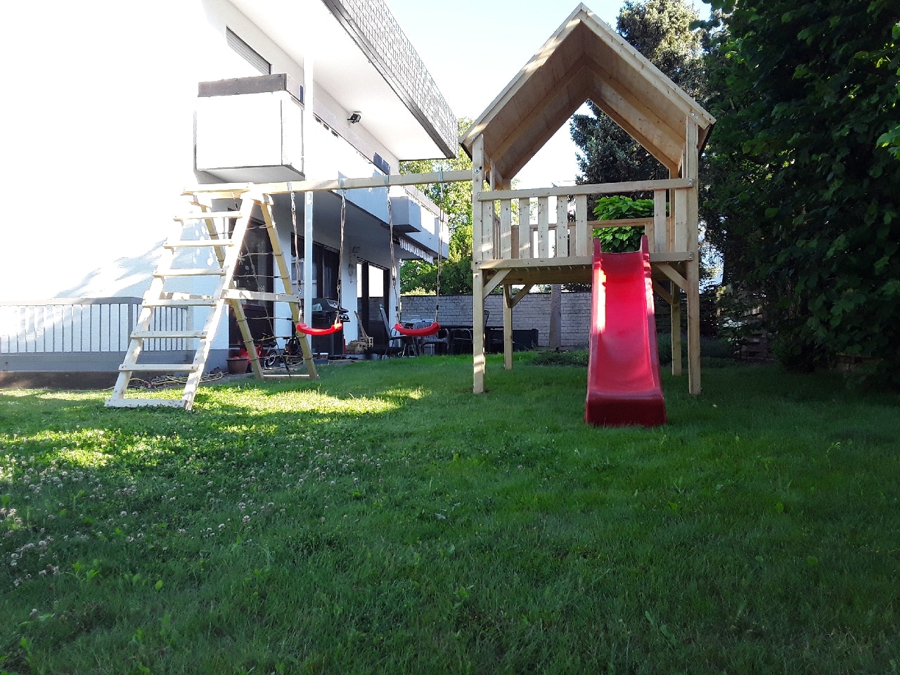 Von einem Kunden aufgenommenes Foto von Akubi Kinderspielturm Luis inkl. Wellenrutsche und Doppelschaukelanbau mit Klettergerüst (Set C) inkl. gratis Zubehörset Von einem Kunden aufgenommenes Foto von Akubi Kinderspielturm Luis inkl. Wellenrutsche und Doppelschaukelanbau mit Klettergerüst (Set C) inkl. gratis Zubehörset