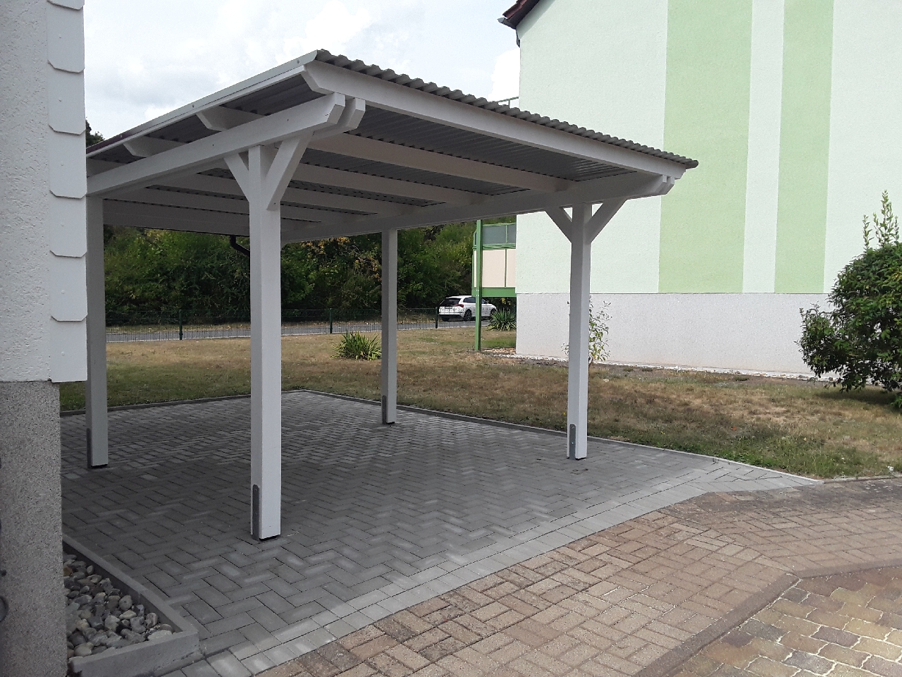 Von einem Kunden aufgenommenes Foto von Skan Holz Emsland - Flachdach Carport aus Leimholz Breite 354 cm Von einem Kunden aufgenommenes Foto von Skan Holz Emsland - Flachdach Carport aus Leimholz Breite 354 cm