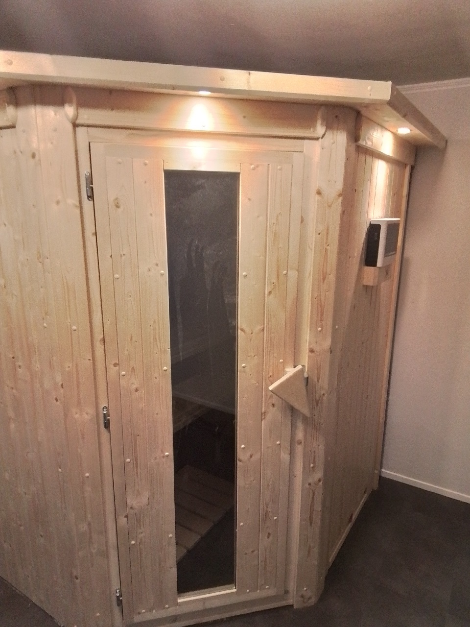 Von einem Kunden aufgenommenes Foto von Karibu Sauna Tonja - 68 mm Systemsauna - 230 Volt Plug & Play inkl. 9-teiligem gratis Zubehörpaket Von einem Kunden aufgenommenes Foto von Karibu Sauna Tonja - 68 mm Systemsauna - 230 Volt Plug & Play inkl. 9-teiligem gratis Zubehörpaket
